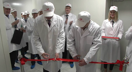 Губернатор Новосибирской области открыл участок розлива инъекционных препаратов и дал высокую оценку.